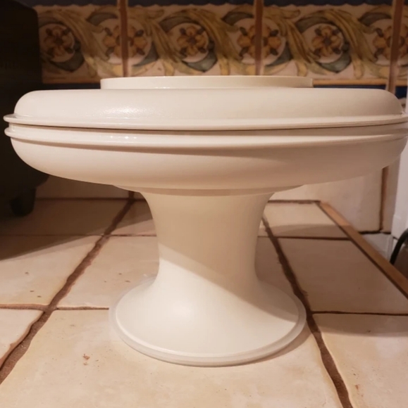 Multi-Purpose Tupperware server - Picture 1 of 5